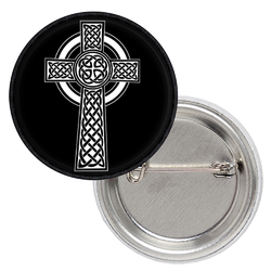 Значок Кельтский крест белого цвета на чёрном фоне