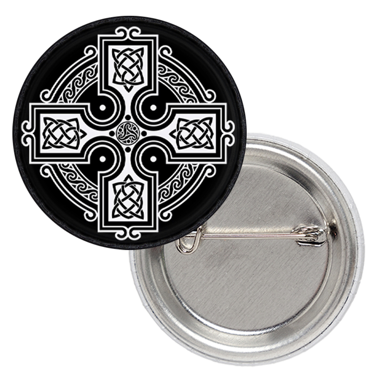 Значок Кельтский крест с узорами белого цвета на чёрном фоне Значок Кельтский крест с узорами белого цвета на чёрном фоне