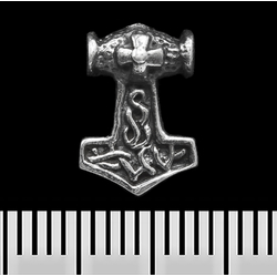 Серьга-гвоздик Молот Тора с узором (серебро, 925 проба) (st-002)