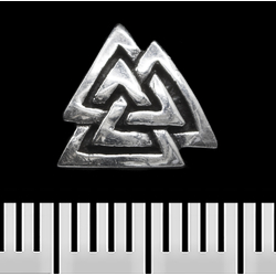 Серьга-гвоздик Валькнут (серебро, 925 проба) (st-028)