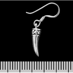 Серьга-крючок Клык с узором (серебро, 925 проба)