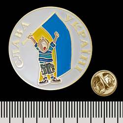 Пин (значок) круглый Человек с флагом - Слава Украина pnua-026