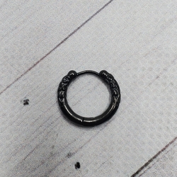 Серьга-кольцо хард обманка с узором (титан, черный) (ea-091)