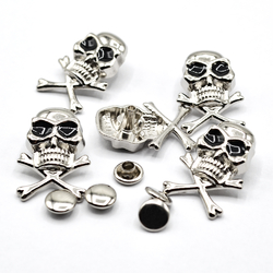 Череп с черными глазами и костями на заклепке 24х17 мм (5 штук)