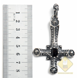 Кулон готичний Перевернутий хрест з черепами і чорним камнем