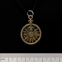 Кулон Роза вітрів з геральдичною лілією(колір бронза)