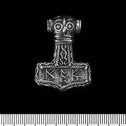 Кулон Молот Тора (руны, большой) (серебро, 925 проба) Кулон Молот Тора (руны, большой) (серебро, 925 проба)