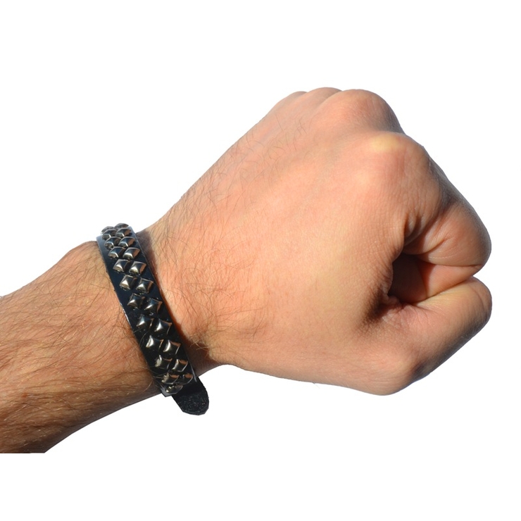 Браслет шкіряний на ремінці з дрібною пірамідою №209