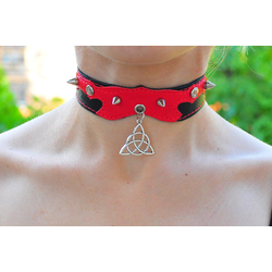 Кожаный чокер (ar-005) с кулоном Трикветр (Зачарованные) Кожаный чокер (ar-005) с кулоном Трикветр (Зачарованные)