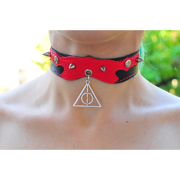 Кожаный чокер (ar-005) с кулоном Дары Смерти (Harry Potter) Кожаный чокер (ar-005) с кулоном Дары Смерти (Harry Potter)