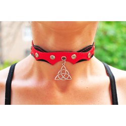 Кожаный чокер (ar-001) с кулоном Трикветр (Зачарованные) Кожаный чокер (ar-001) с кулоном Трикветр (Зачарованные)