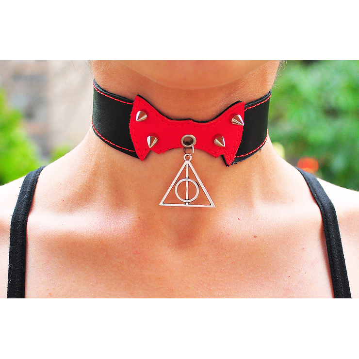 Кожаный чокер (ar-003) с кулоном Дары Смерти (Harry Potter) Кожаный чокер (ar-003) с кулоном Дары Смерти (Harry Potter)