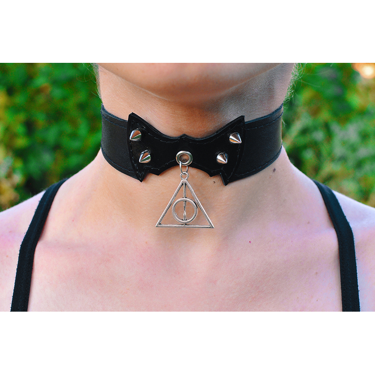 Кожаный чокер (ar-004) с кулоном Дары Смерти (Harry Potter) Кожаный чокер (ar-004) с кулоном Дары Смерти (Harry Potter)