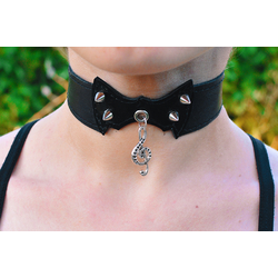 Кожаный чокер (ar-004) с кулоном Скрипичный ключ с узором (серебряный цвет) Кожаный чокер (ar-004) с кулоном Скрипичный ключ с узором (серебряный цвет)