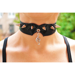 Шкіряний чокер (ar-008) з кулоном Скрипковий ключ з візерунком (срібний колір)