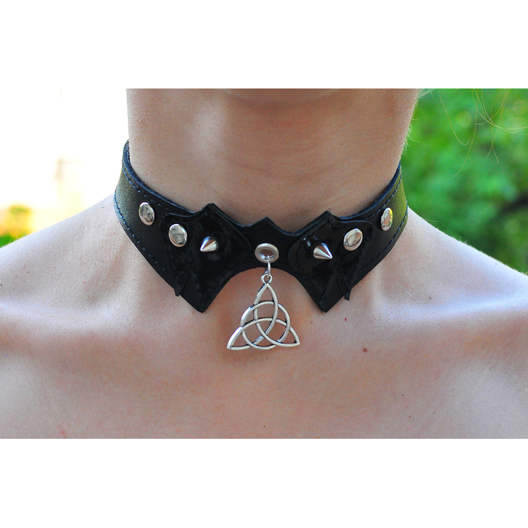 Шкіряний чокер (ar-009) з кулоном Трикветр (Зачаровані)
