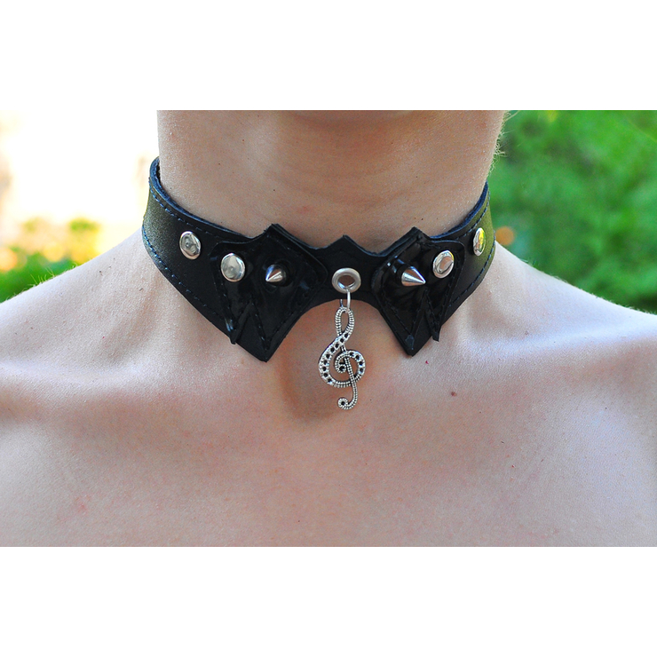 Шкіряний чокер (ar-009) з кулоном Скрипковий ключ з візерунком (срібний колір)