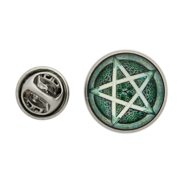 Пин (значок) Пентаграмма на фоне зеленого узора Пин (значок) Пентаграмма на фоне зеленого узора